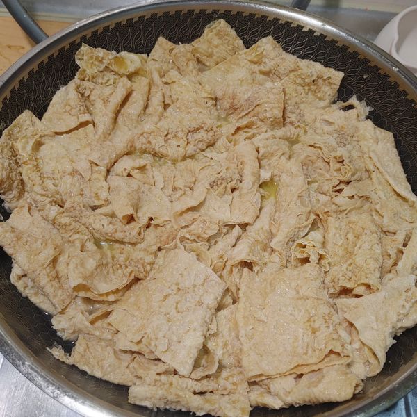 豆皮先用開水燙過，除去多餘的油。