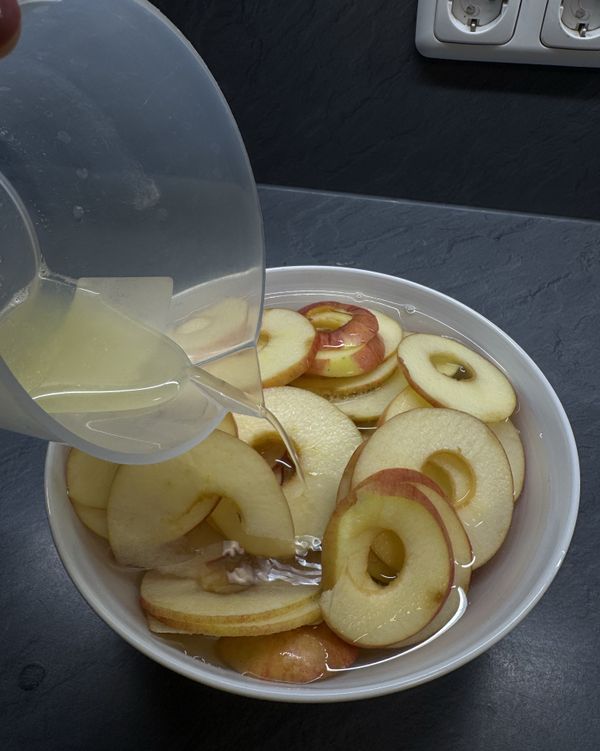 蘋果泡水, 加入檸檬汁

soak the apple slices with water and the lemon juice