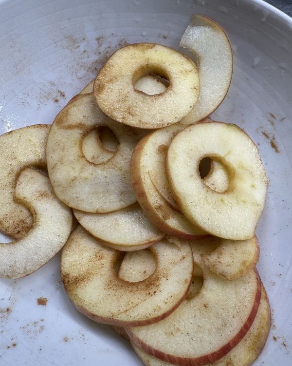 (步驟可省略) 喜歡肉桂味的可以再放入氣炸鍋前抹上肉桂粉

(optional) add cinnamon powder