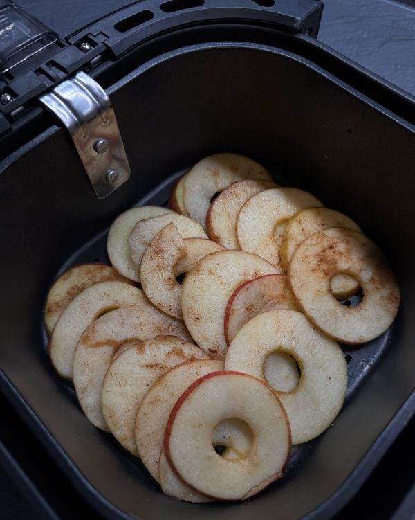 放入氣炸鍋, 75度四小時

put the apple slices into the air fryer for 4 hours with 75 degrees