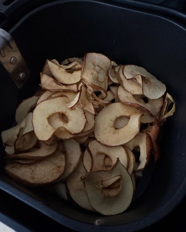 過程中可以時不時翻蘋果, 把底部較濕的蘋果翻上來

check the apple slices regularly and flip the damped slices from the bottom to the top