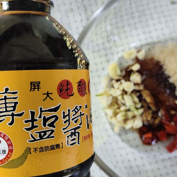 加入醬油調出醬香味。