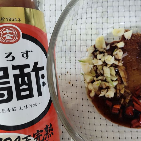 加入烏醋調出酸香。