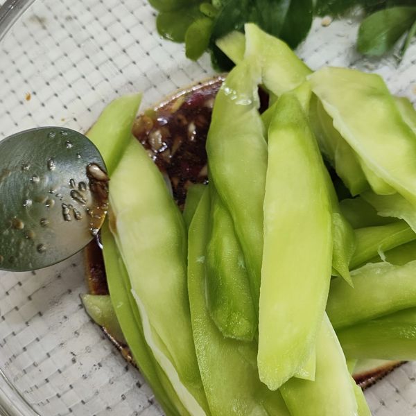 將淘洗過的芒果青擠去澀水，放入料理碗裡，充分拌勻，放入冰箱冷藏1小時即可取出食用。