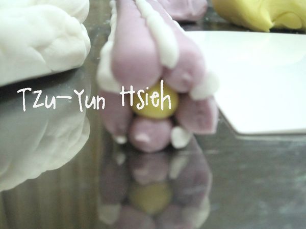 為了方便後續白色能緊密貼合，搓5條細細的於接縫處，白色擀開(可放塑膠袋擀開)包覆一圈，多餘的切除。