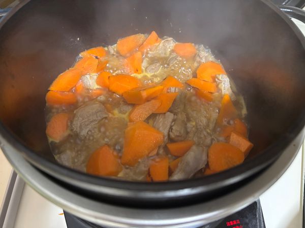 把醬汁液體倒進去攪拌一下，蓋鍋蓋燜煮