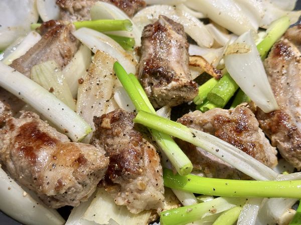 ●再把(薑片、蒜瓣、洋蔥、蔥白)加進來拌炒至蔥薑香氣濃郁。