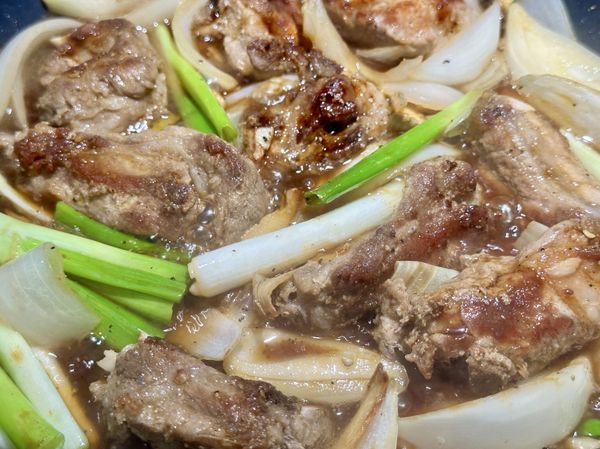 ●再加調味料（蠔油、米酒）進來翻炒後，蓋鍋燉煮15分鐘。