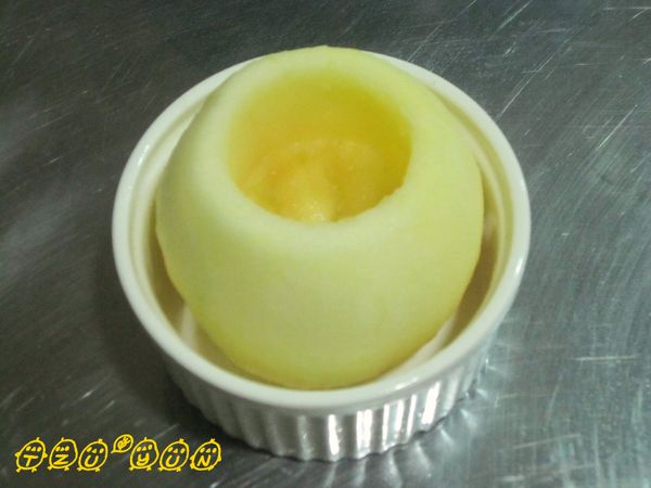 蘋果洗淨，頭尾切平，用刀子或削皮器去皮，用圓形的模稍微壓一下，用湯匙挖除果核，底部不能吃的部分用刀子挖除，挖起來的果肉填補底部的洞。用鹽水或檸檬水略為浸泡約1分鐘。