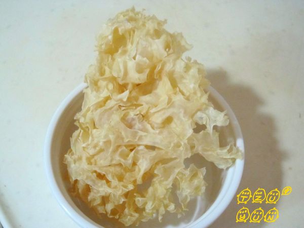 乾燥白木耳洗淨泡軟，去除蒂頭的部分，用調理機略為打碎。想吃軟一點可以另外和冰糖、水先用大同電鍋一杯水蒸過，再和蘋果用兩杯水蒸。也可直接和蘋果、冰糖、水用大同電鍋兩杯水蒸。