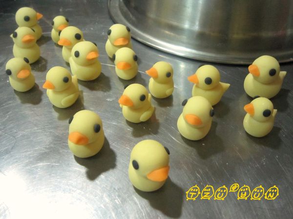 湯圓:糯米粉300g+澄粉20g+水少許，先揉一小團煮熟後混入，再加一些水和兩大匙的油揉勻。黃色部分:用南瓜泥調色。橘色部分:用乳酪粉調色。黑色部分:用竹炭粉調色。