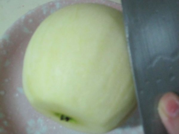 食指和大拇指夾住刀身，中指貼著蘋果，左手抓著蘋果慢慢轉動，右手拿刀順著果皮削。用刀子削出來會比較圓^___^