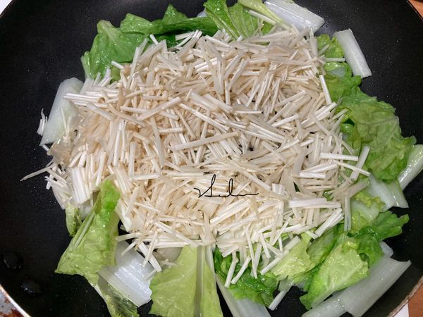 快熟時(不用等全熟，將金針菇放中間翻炒，金針菇易熟，翻兩下就熟了。