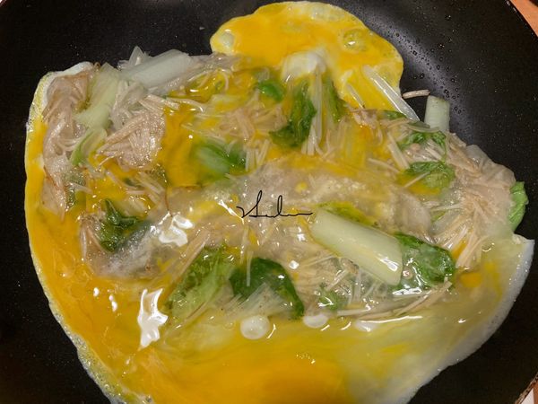 把蛋花舖上，一樣一面熟後，翻面。即完成。另有蛋煎的食譜請參考https://icook.tw/recipes/333065