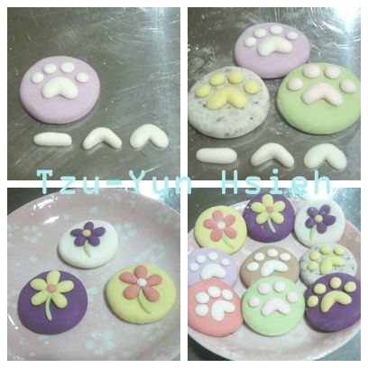 (貓腳印分解圖)先取一塊糯米糰約10g，肉球部分:先搓條狀，把它弄彎彎的壓扁，再用四個小圓球壓扁。