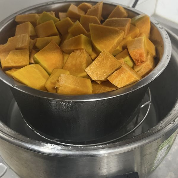 先把南瓜削皮切塊，因為那個時候買了一顆所以我一起處理，但等一下要做的話，我只會用一半的量，剩下另外一半可以放涼後，冰冷凍，想再做其他料理時，可以再拿出來使用，這樣可以減少再處理南瓜的步驟，挺讚的吧！
電鍋外圍加2杯水

蒸熟後一定會有水分在鍋內那沒關係可以拌在一起
拌到泥狀即可