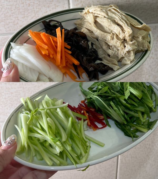 將全部食材切成絲（青江菜梗和葉子分開）