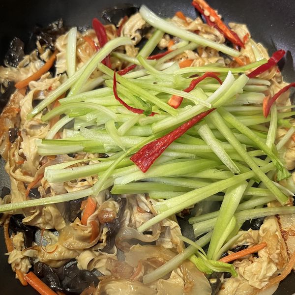 加入青江菜梗絲稍炒到稍微變透明