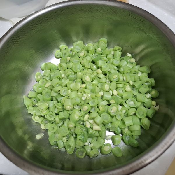 四季豆切丁後川燙，瀝乾水份備用。