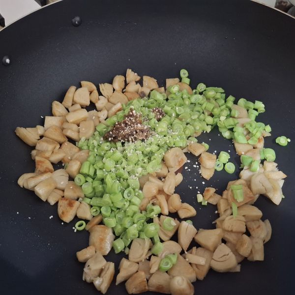 熱鍋下麵腸丁炒至略帶金黃色，加入四季豆丁拌炒。加入XO醬、鮮味炒手調味，視需要加少許水拌炒均勻。