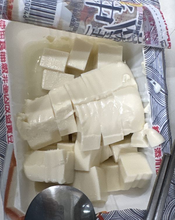 先把豆腐切好，小白菜洗好（切的很凌亂真抱歉）