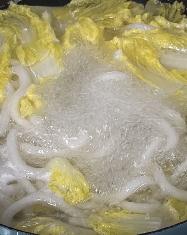 小白菜軟了之後加麵下去（拍的時候已經滾了🙈）