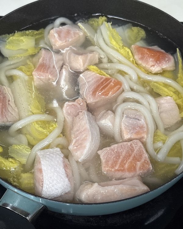 麵好後加鮭魚