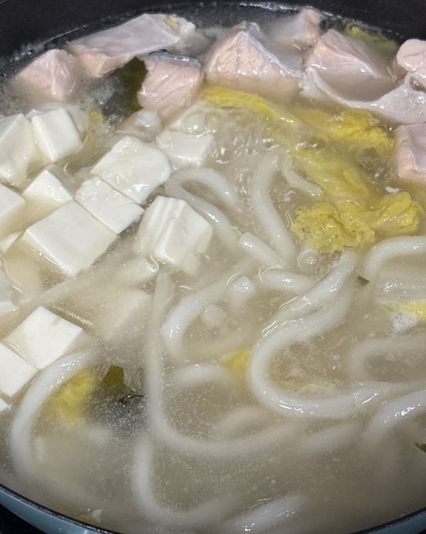 再滾一下放康寶海鮮總匯的湯包然後把豆腐放下去