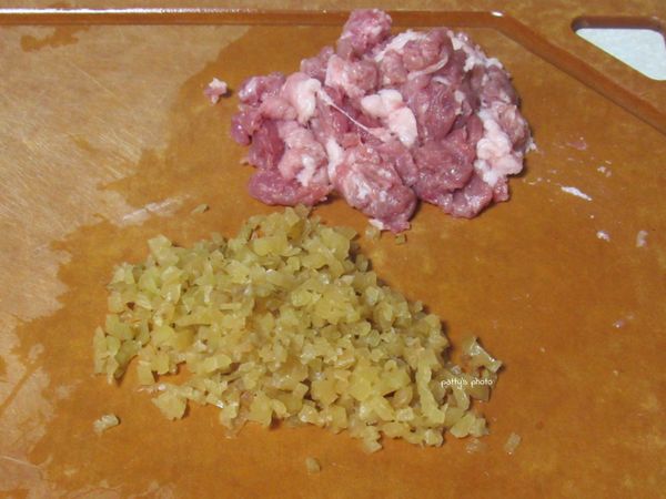 榨菜切碎。味噌、醬油、味霖調製均勻。