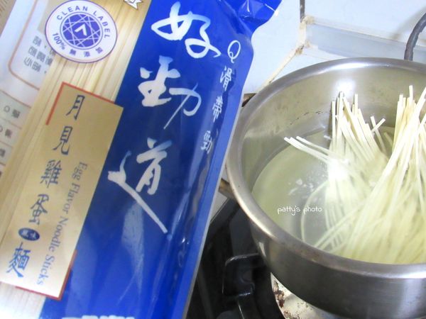煮一鍋水，放入「統一好勁道月見雞蛋風味麵」烹煮至熟後，撈起放進湯盤中。