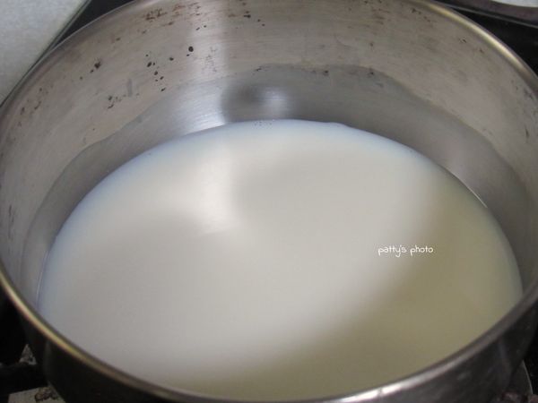 加熱豆漿和開水，即將沸騰，立刻熄火。