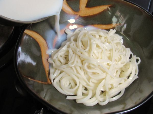 將豆漿、麵條盛入湯碗中。