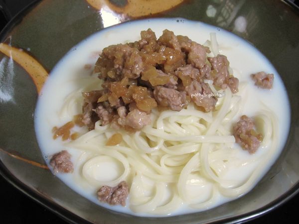 再把味噌肉醬淋在麵上，撒上蔥花，即完成。