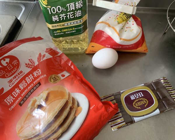 材料如下
雞蛋室溫
巧克力切碎備用
烤箱預熱