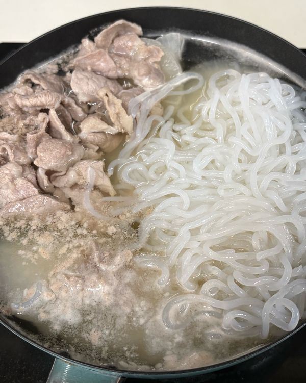 豬肉熟了之後再放蒟蒻麵，再滾一次就完成嘍