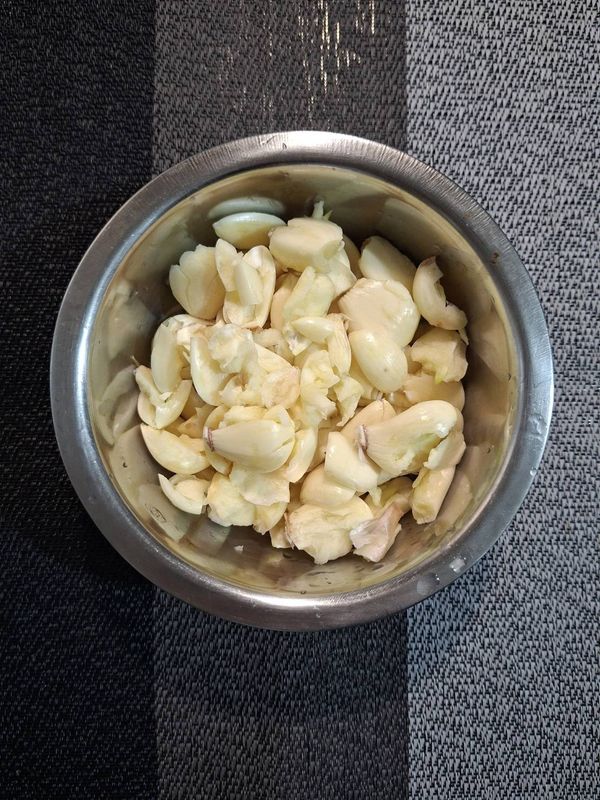 蒜頭整顆去皮備用，準備200g~400g