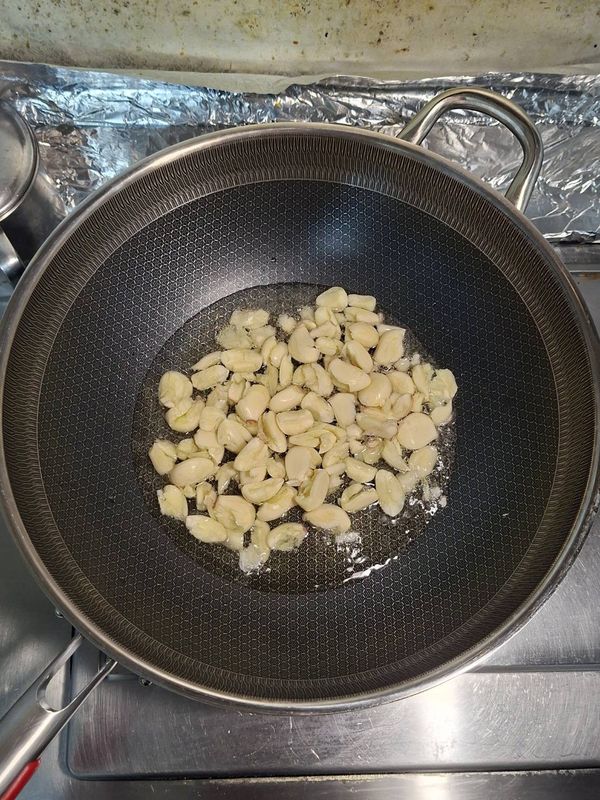 冷鍋倒入小半碗沙拉油，加入蒜仁，開小火