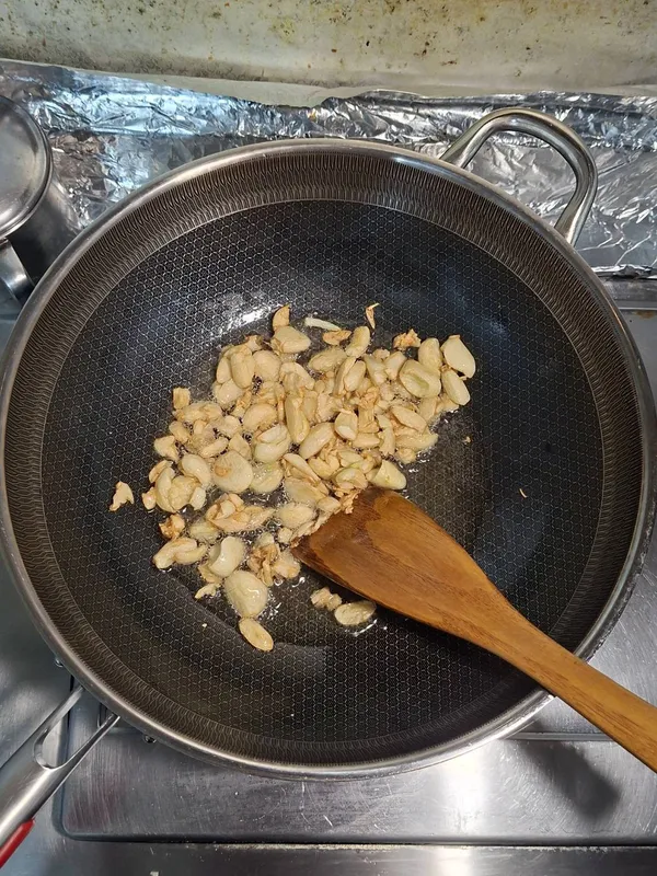 不停翻動，用小火慢慢煎炸