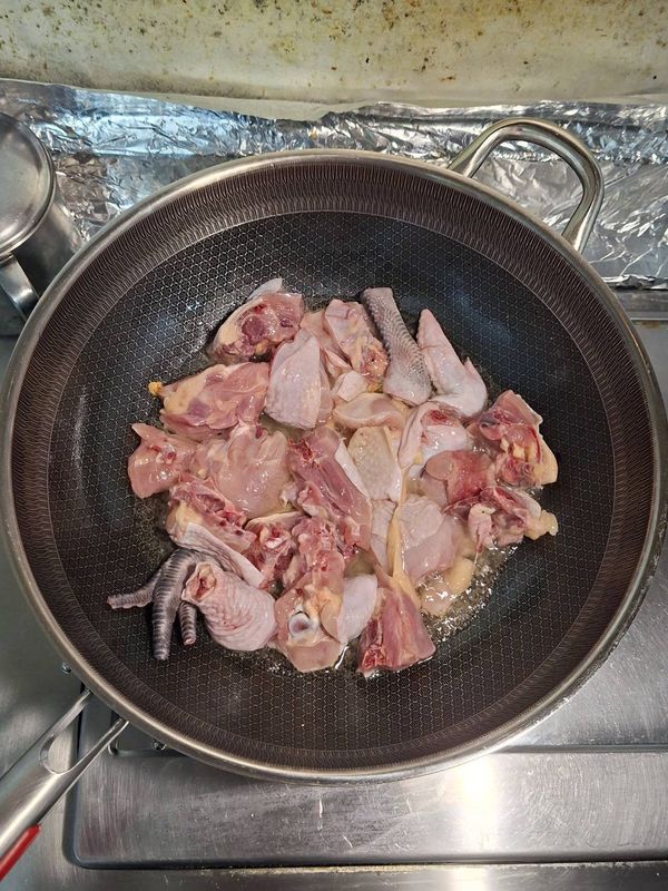 B.洗淨的雞肉不用汆燙，直接下鍋，大火翻炒