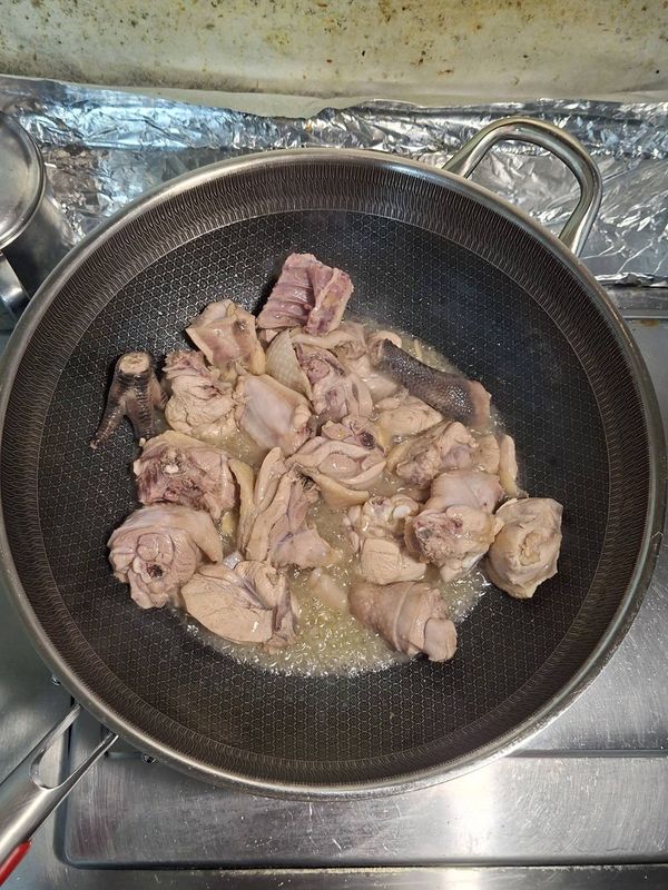 把雞肉的水分煸乾、煸出香氣