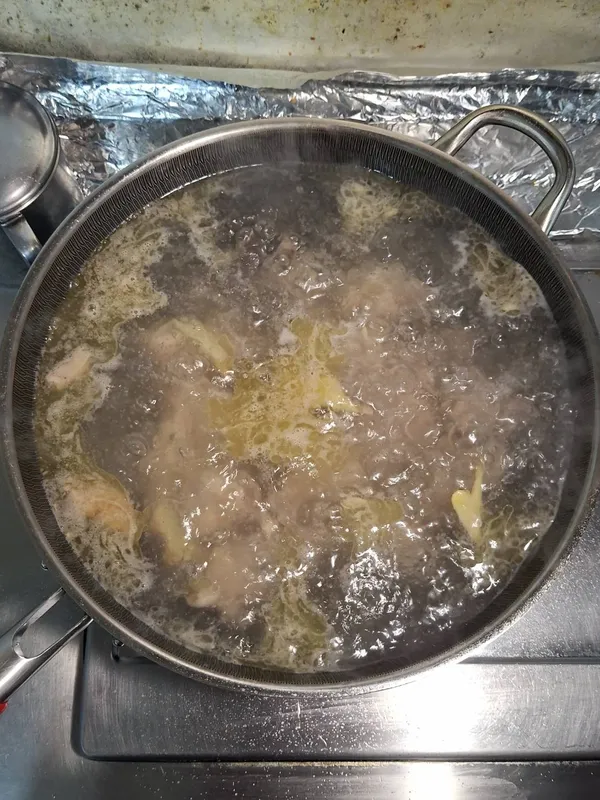 沖入大量熱水，大火燒開後撇除血沫