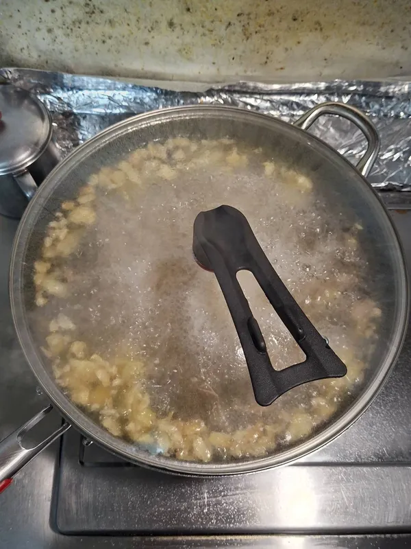 蓋上鍋蓋，燜煮30分鐘（老母雞需60~90分鐘）