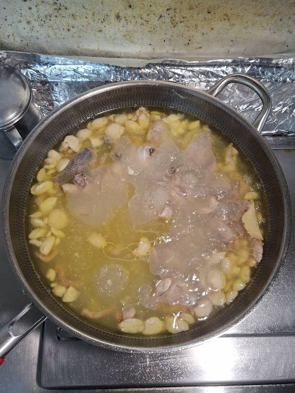 C.燉煮30分鐘後，表面有一層非常漂亮的雞油