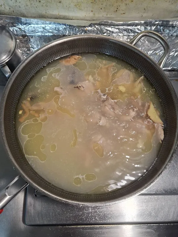 把大部分雞油撈出，讓湯頭保持清爽不油膩【雞油可以拌麵線、拌飯或炒菜】