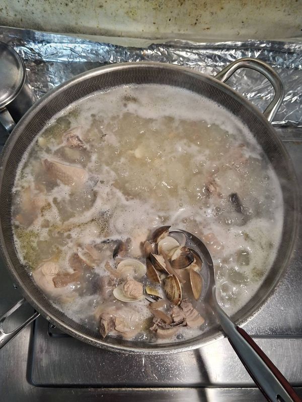 D.加入洗淨的蛤蜊，大火煮5分鐘，把蛤蜊全部煮開
