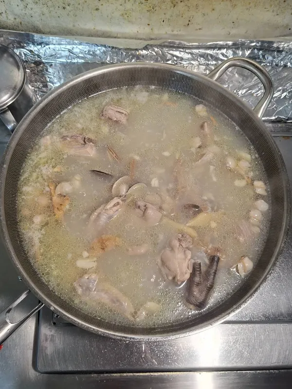 這個時候才可以調味，因為菜脯、蛤蜊、魚露都很鹹，先喝看看鹹淡，再少量添加食鹽、雞粉、白胡椒粉