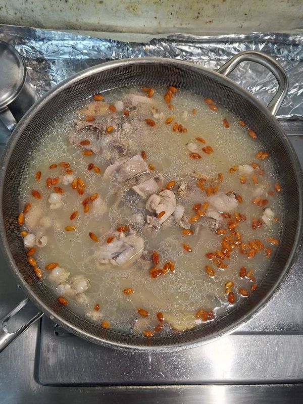 鮮香濃郁的雞湯就完成了