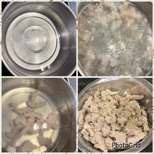 起一鍋2000毫升的水，煮至小滾，把肉條一條條放入（不要一次倒下去）

肉浮起來後，撈起備用