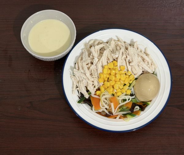 炒鍋小火加入2～3滴花椒油、蒜粒、味噌，加入1湯匙的水拌勻之後起鍋。
另外用80毫升的開水分次加入豆漿粉，與味噌拌勻，完成醬汁。
最後將麵與蔬菜夾起放入盤中，將雞胸肉撕成絲狀，與玉米、溏心蛋擺在麵與蔬菜上，就完成囉！