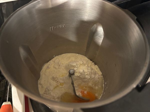 攪拌麵糰：麵粉＋酵母＋糖混合，加入蛋、牛奶、鮮奶油，我用機器攪拌（Greenis: 轉速3｜3分鐘），用手也可以。

👉 靜置10分鐘（幫助麵團水合，較好操作）